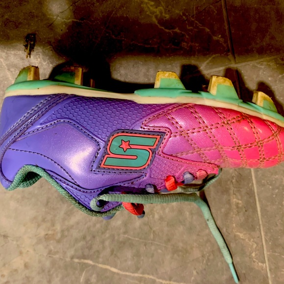 Girls soccer cleats - Picture 1 of 3